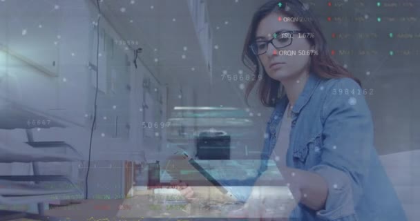 针对在职的高加索女商人的数据处理动画 全球商业 计算和数字接口概念数字生成视频 — 图库视频影像