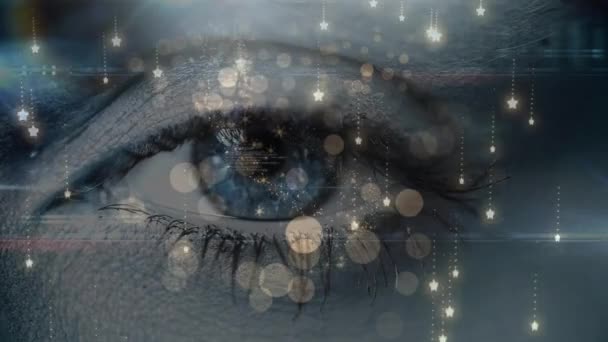 女性の目の近くに落ちる光と星のアイコンのスポットを光る バイオメトリックスキャンとテクノロジーの概念 — ストック動画