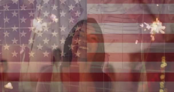 Animacja Flagi Usa Rozmaitych Ludzi Nad Birasową Kobietą Koncepcja Patriotyzmu — Wideo stockowe