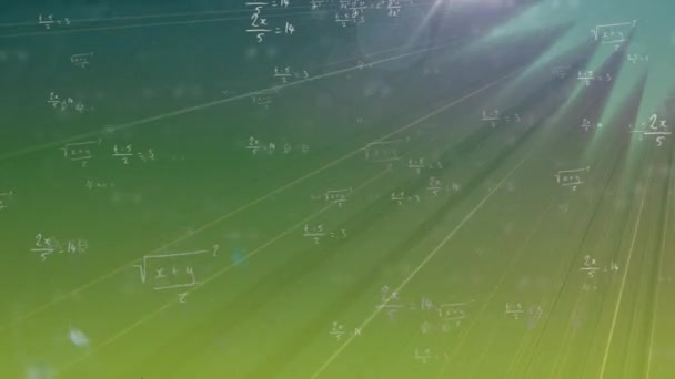 在绿色背景上移动的线条和数学公式的动画 科学和教育概念数字生成的视频 — 图库视频影像