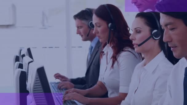 Анимация Фиолетовой Ленты Над Различными Консультантами Женщинами Мужчинами Работающими Офисе — стоковое видео