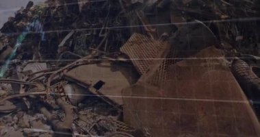 Çöp yığını üzerinde veri işleme animasyonu. Küresel iş ve dijital arayüz kavramı dijital olarak oluşturulmuş video.