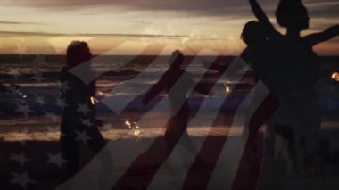 Sahildeki bir grup farklı arkadaşın üzerinde ABD bayrağı sallamanın animasyonu. Seyahat, tatiller, vatanseverlik ve dijital olarak üretilen kutlama konsepti.