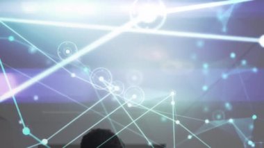 Kafkasyalı doktorların konuştuğu veri işleme animasyonu. Küresel tıp ve dijital arayüz kavramı dijital olarak oluşturulmuş video.