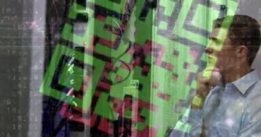 Veri işleme üzerinden qr kodunun animasyonu ve sunucuları kontrol eden beyaz adam. Bilgisayarlar, ağ ve teknoloji konsepti dijital olarak oluşturuldu.