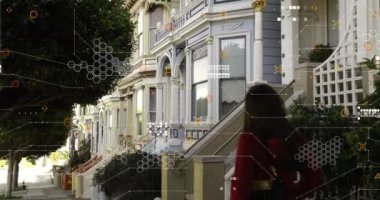 Veri işleme ile dijital arayüz, sokakta yürüyen bir kadının okunmuş görüntüsüne karşı. Küresel finans ve kripto para birimi teknolojisi kavramı