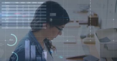 Ofisteki Kafkas iş kadınının veri işleme animasyonu. Küresel iş, bilgisayar ve dijital arayüz kavramı dijital olarak oluşturulmuş video.