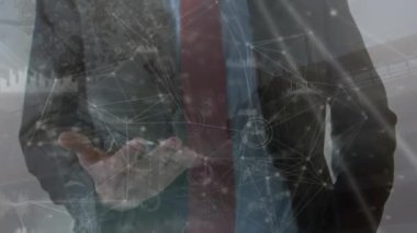 Kafkas işadamı ve inşaat sahası üzerinden veri işleme animasyonu. Küresel iş ve dijital arayüz kavramı dijital olarak oluşturulmuş video.