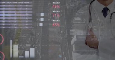 Veri işleme ve kapsam taramasının animasyonu beyaz erkek doktor üzerinde şehir manzarası ile. Küresel tıp, bilgisayar ve dijital arayüz kavramı dijital olarak oluşturulmuş video.