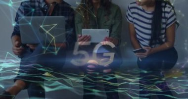 5 gramlık animasyon ve çeşitli kadın ve erkek iş arkadaşları arasındaki bağlantı ağı. İş, veri işleme, dijital güvenlik, bağlantılar ve teknoloji konsepti dijital olarak oluşturulmuş video,
