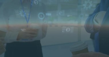 Kartvizitli çeşitli iş adamları üzerinde veri işleme animasyonu. Küresel iş ve dijital arayüz kavramı dijital olarak oluşturulmuş video.