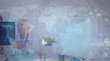 Röntgen tutan beyaz erkek doktorların veri işleme animasyonu. Küresel tıp ve dijital arayüz kavramı dijital olarak oluşturulmuş video.