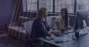 İstatistiksel veri işleme, ofiste tartışan iki farklı bayan meslektaşa karşı. İş analizleri ve veri teknolojisi kavramı