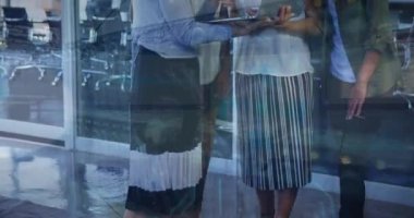 Çeşitli iş adamlarının konuşmaları üzerine veri işleme animasyonu. küresel iş ve dijital arayüz kavramı dijital olarak oluşturulmuş video.