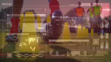 Çeşitli futbol oyuncuları üzerinde veri işleme animasyonu. Küresel spor, bilgisayar ve dijital arayüz kavramı dijital olarak oluşturulmuş video.