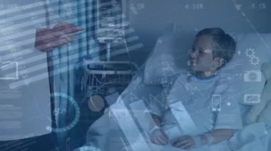 Dijital tabletli beyaz bir erkek doktorun hastanedeki beyaz bir çocukla konuşmasını inceliyorum. Tıbbi sağlık ve teknoloji konsepti