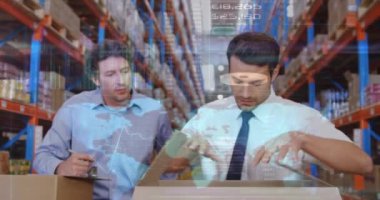 Mali veriler depodaki stokları kontrol eden iki beyaz erkek yöneticiyi inceliyor. Küresel finans ve lojistik sektörü kavramı