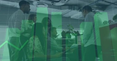 İstatistiksel veri işleme ofisteki bir grup meslektaşın ofiste birlikte tartışması üzerine. İş verileri ve analitik teknoloji kavramı