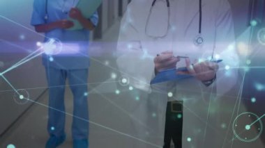 Çeşitli doktorların gülümsemesi üzerine veri işleme animasyonu. Küresel tıp ve dijital arayüz kavramı dijital olarak oluşturulmuş video.