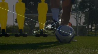Beyazlı erkek futbolcu üzerinde veri işleme animasyonu. Küresel spor ve dijital arayüz kavramı dijital olarak oluşturulmuş video.