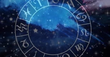 Kozmosun üzerinde dönen zodyak çarkının üzerinde boğa animasyonu. Zodiac, astroloji, inanç ve yıldız falı konsepti dijital olarak oluşturulmuş video,