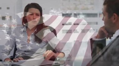 Muhtelif işadamları ve iş kadınlarına karşı Amerikan bayrağı sallayarak ofiste tartışıyorlar. Dünya ilişkileri ve iş kavramı