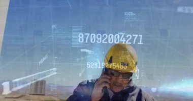 Elektrik yel değirmeni üzerinde finansal veri işleme animasyonu. Elektrik, enerji ve güç dağılımı dijital olarak oluşturulmuş video.