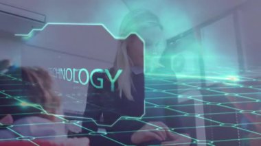 Kafkas kadın öğretmenin öğrencilerle konuşması üzerine veri işleme animasyonu. Küresel eğitim ve dijital arayüz kavramı dijital olarak oluşturulmuş video.