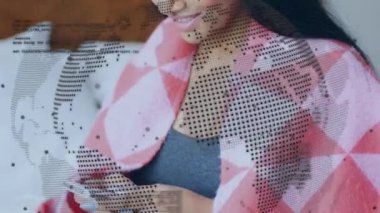 Akıllı telefon kullanan melez kadınların dijital arayüzünün animasyonu. Dijital olarak oluşturulan küresel sosyal medya, ağ oluşturma ve iletişim konsepti.