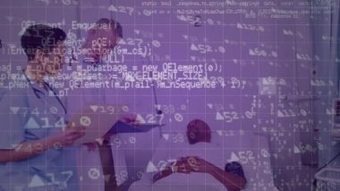 İki farklı doktorun hastasıyla dijital arayüzün animasyonu. Küresel tıp, teknoloji, veri işleme ve dijital arayüz kavramı dijital olarak oluşturulmuş video.