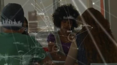 Çeşitli öğrenciler arasındaki bağlantı ağının animasyonu. Küresel eğitim, bağlantılar ve dijital arayüz kavramı dijital olarak oluşturulmuş video.