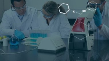 Mikroskop kullanarak çeşitli kadın ve erkek laboratuvar çalışanları üzerinde kimyasal formüllerin animasyonu. Bilim, tıp ve kimya konsepti dijital olarak üretilen video.