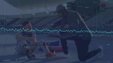 Beyaz tenli sporcunun koçla konuşması üzerine veri işleme animasyonu. Küresel spor ve dijital arayüz kavramı dijital olarak oluşturulmuş video.