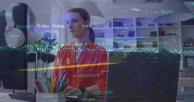 Ofiste bilgisayar kullanan beyaz kadın hakkında mali veri işleme. Küresel finans ve iş teknolojisi kavramı