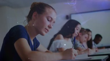 Üniversitede okuyan ve gülümseyen beyaz bir kızın portresine karşı bağlantılar ağı. Küresel ağ ve eğitim teknolojisi kavramı