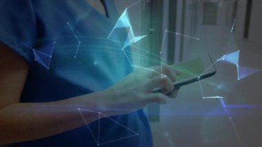 Tablet kullanan beyaz kadın doktor üzerinden bağlantı ağının ve dünyanın animasyonu. Küresel tıp, bağlantılar ve dijital arayüz konsepti dijital olarak oluşturulmuş video.