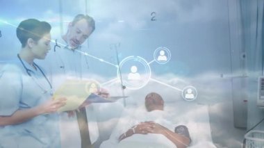 Muhtelif doktorlar ve hasta konuşmalarının veri işleme animasyonu. Küresel tıp ve dijital arayüz kavramı dijital olarak oluşturulmuş video.