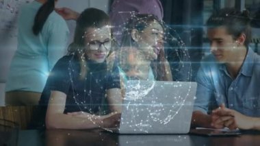 Ofiste dizüstü bilgisayarda çalışan çeşitli iş arkadaşlarıyla olan bağlantıların ve dünyanın animasyonu. İş, işbirliği, iletişim ve dijital olarak üretilen teknoloji konseptiyle çalışma.
