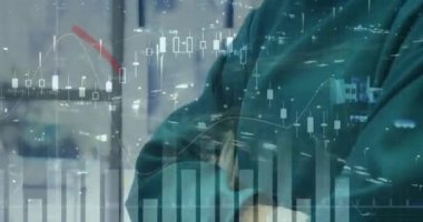 Beyaz kadın cerrah üzerinden finansal verilerin animasyonu. Sağlık, ilaç, finans ve ekonomi konsepti dijital olarak oluşturulmuş video.