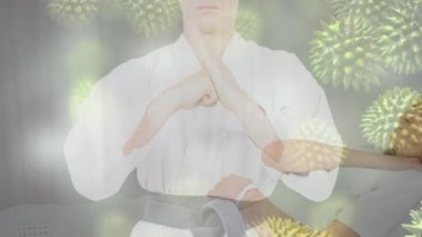Kafkasyalı karate kostümlü bir kadının orta kesiminde virüs hücrelerinin canlandırılması. Sağlık, ilaç ve covid 19 salgın konsepti dijital olarak oluşturulmuş video.