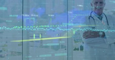 Dünya haritasında, hastanede gülümseyen Kafkas kıdemli erkek doktora karşı mali veri işleme. Tıbbi sağlık ve teknoloji konsepti