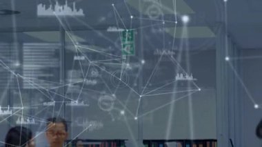 Laboratuvarda çalışan çift ırklı kadın bilim adamına karşı olan bağlantılar. Küresel ağ ve tıbbi araştırma teknolojisi kavramı