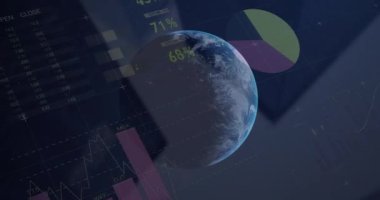 Koyu arkaplanda grafikler üzerinde dönen dünyanın animasyonu. Küresel ağ, veri işleme, finans ve teknoloji kavramı dijital olarak oluşturulmuş video.