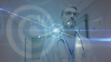 Kafkas erkek doktor yürürken veri işleme animasyonu. Küresel tıp ve dijital arayüz kavramı dijital olarak oluşturulmuş video.