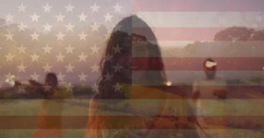 Amerikan bayrağı ve manzara animasyonu melez bir kadın üzerinde. Vatanseverlik ve kutlama konsepti dijital olarak oluşturulmuş video.