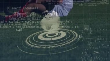 Kafkas erkek futbolcu üzerinde veri işleme animasyonu. Küresel spor ve dijital arayüz kavramı dijital olarak oluşturulmuş video.