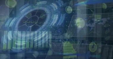 Dijital ekranda veri işleme animasyonu, virüs uyarısı ve sunucular. Ağ, veri işleme, dijital ekran ve iletişim konsepti dijital olarak oluşturulmuş video.