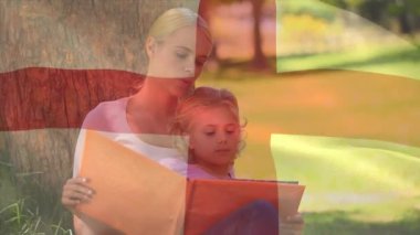 İngiliz bayrağının, beyaz bir annenin oğluyla kitap okuması üzerine animasyonu. Vatanseverlik ve kutlama konsepti dijital olarak oluşturulmuş video.