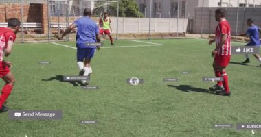 Sosyal medya konsepti, spor sahasında futbol oynayan çeşitli erkek futbolculardan oluşan bir takımın simgesi. Sosyal medya ağ teknolojisi ve spor kavramı