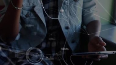 Kulaklık kullanan Afrikalı Amerikalı bir öğrenci üzerinden bağlantı ağının animasyonu. Dijital olarak oluşturulan öğrenim ve eğitim konsepti.